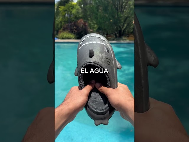 Vídeo relacionado con Nirvana Pantuflas negras unisex para niños con el logo | Calzado infantil con el nombre de la banda | Comodidad y facilidad de uso | Ideales para relajarse con temática musical