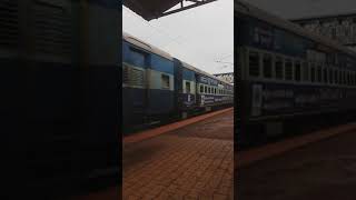 preview picture of video 'Pune hatia express'