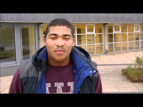 Mads Mensah Larsen præsenterer sig selv