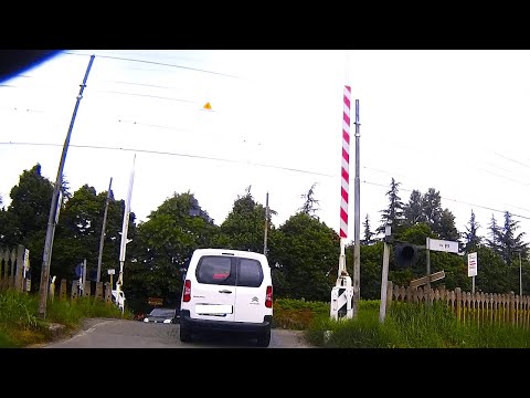In attesa al passaggio a livello Acqui Terme Strada Brondina (AL) #passaggioalivello #levelcrossing