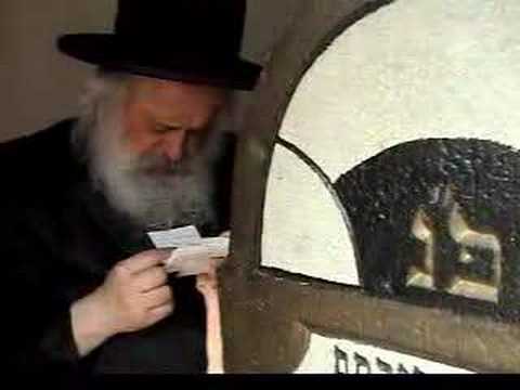 Munkatcher Rebbe @ gravesite of Minchas Eluzer