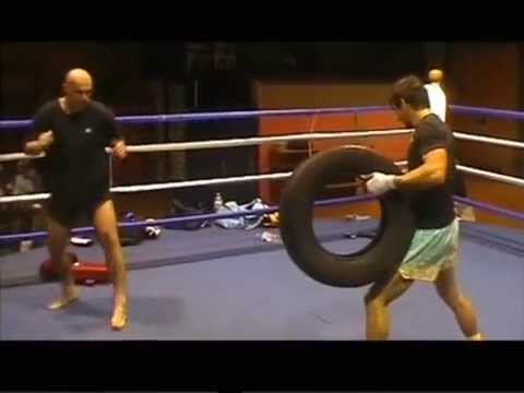 Alfonso golpeando la rueda de un coche con la tibia