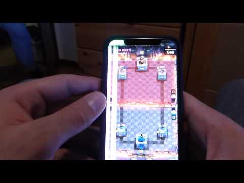 Gianpaolo gioca a Clash Royale mentre Ettore si fa la doccia ascoltando Lady Gaga.