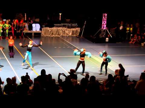 Moa o Anna dansar med två andra par på NM i Örebro