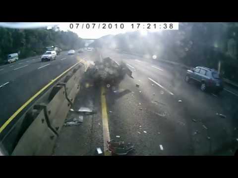 Camión destroza un coche