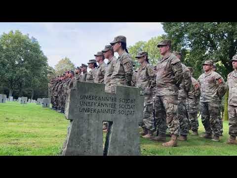 Kranzniederlegung an der Gedenkstätte Hürtgenwald beim 39. Internationalen Hürtgenwaldmarsch 2023