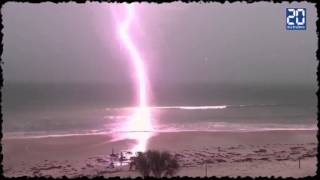 Il filme la foudre qui s'abat sur une plage