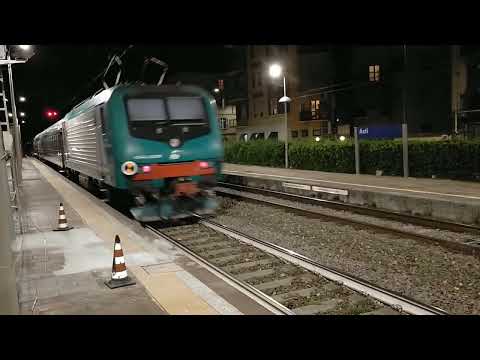 Treno RGV 2142 in partenza da Asti per Torino P. N. al binario 2 con la E464 528 xmpr in coda