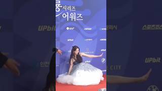 Download lagu Yoona falls on stage, and she can't stop giggling about it 😁😄 #kdrama #limyoona #snsd #yoona mp3