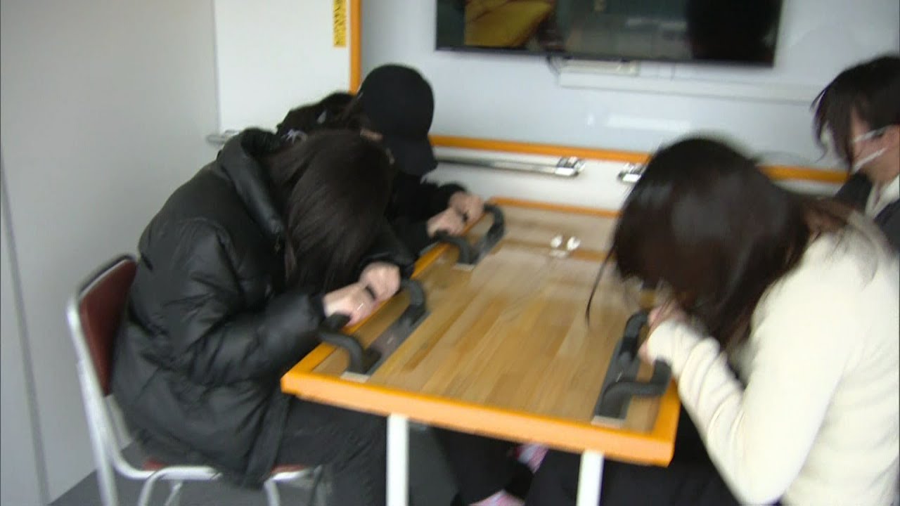 西南女学院大学の学生が震度7を体験　北九州市消防局の最新地震体験車で