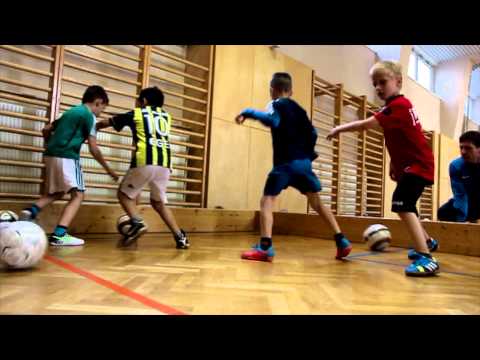 KICK IT LIKE NIKI - Training in der Halle