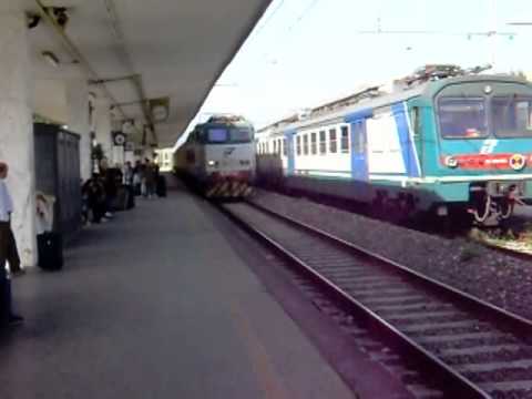 Treno merci in transito a Viareggio