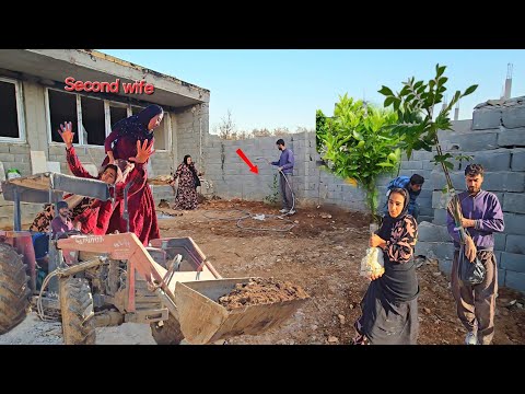 Love of life until the struggle: Tahera decorates the yard with trees..🏠  🌳⛏️