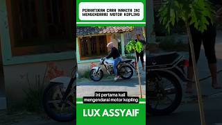 Download lagu PERHATIKAN CARA WANITA INI BELAJAR MOTOR KOPLING #shorts mp3