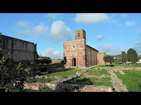 Tergu la chiesa e le sue   Stazioni