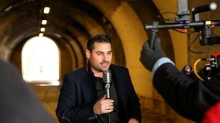 גד אלבז – הבה נגילה (הקליפ הרשמי) - התמונה מוצגת ישירות מתוך אתר האינטרנט יוטיוב. זכויות היוצרים בתמונה שייכות ליוצרה. קישור קרדיט למקור התוכן נמצא בתוך דף הסרטון