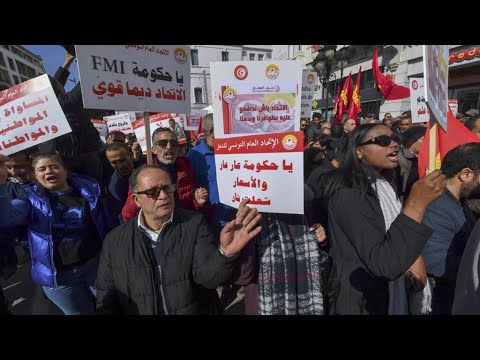 "لا للحكم الفردي"، "حريات حريات، دولة البوليس انتهت".. آلاف التونسيين يتظاهرون ضد سياسة سعيّد