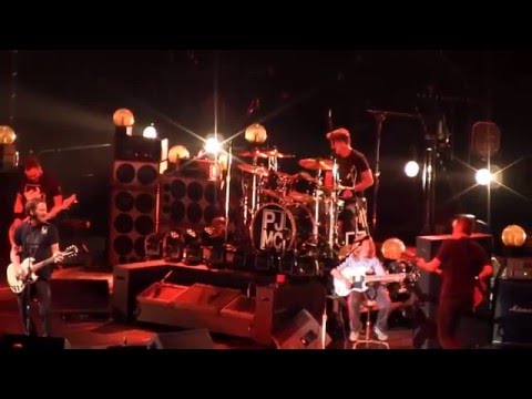 Pearl Jam Live at Videotron Center Quebec city 05/05/2016 Performing Sad Featuring Noah HD