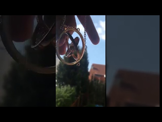 Vídeo relacionado con UTTER Hermione - Collar giratorio de reloj de arena dorado, talla única, Acero inoxidable (B)