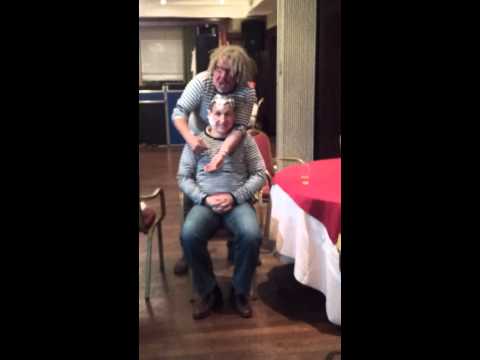 Berry scheert  Johnny gefilmd door Sanne