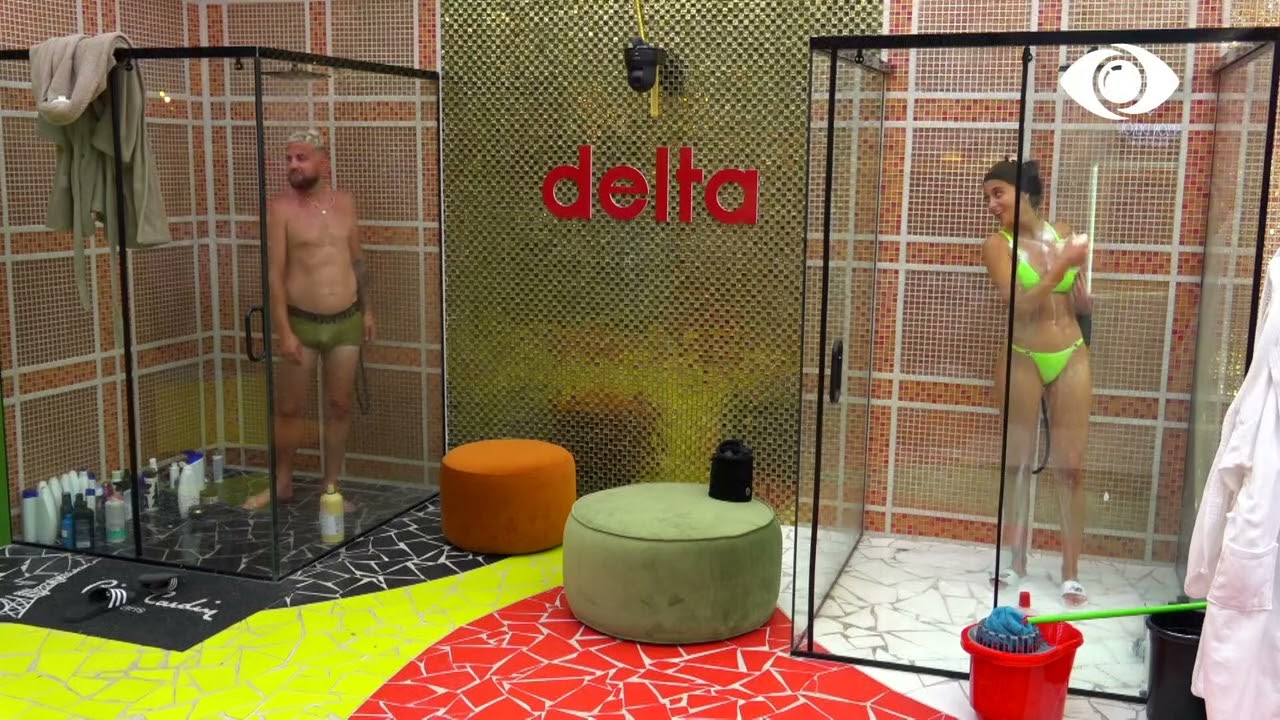 Luizi dhe Jori në dush, ai imiton vështrimin kontrollues të Deas