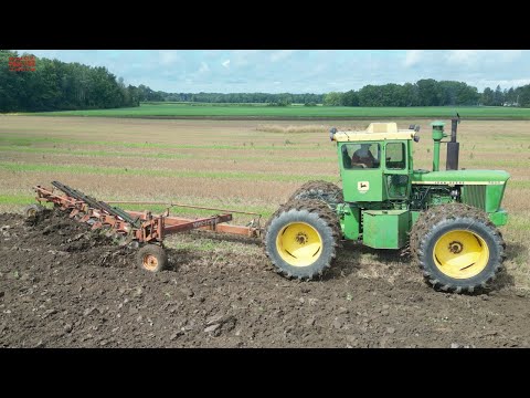 JOHN DEERE 7520 Tractor Plowing