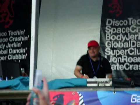 Dave Pearce blasting out Underworld - Born Slippy @ Coloursfest 09