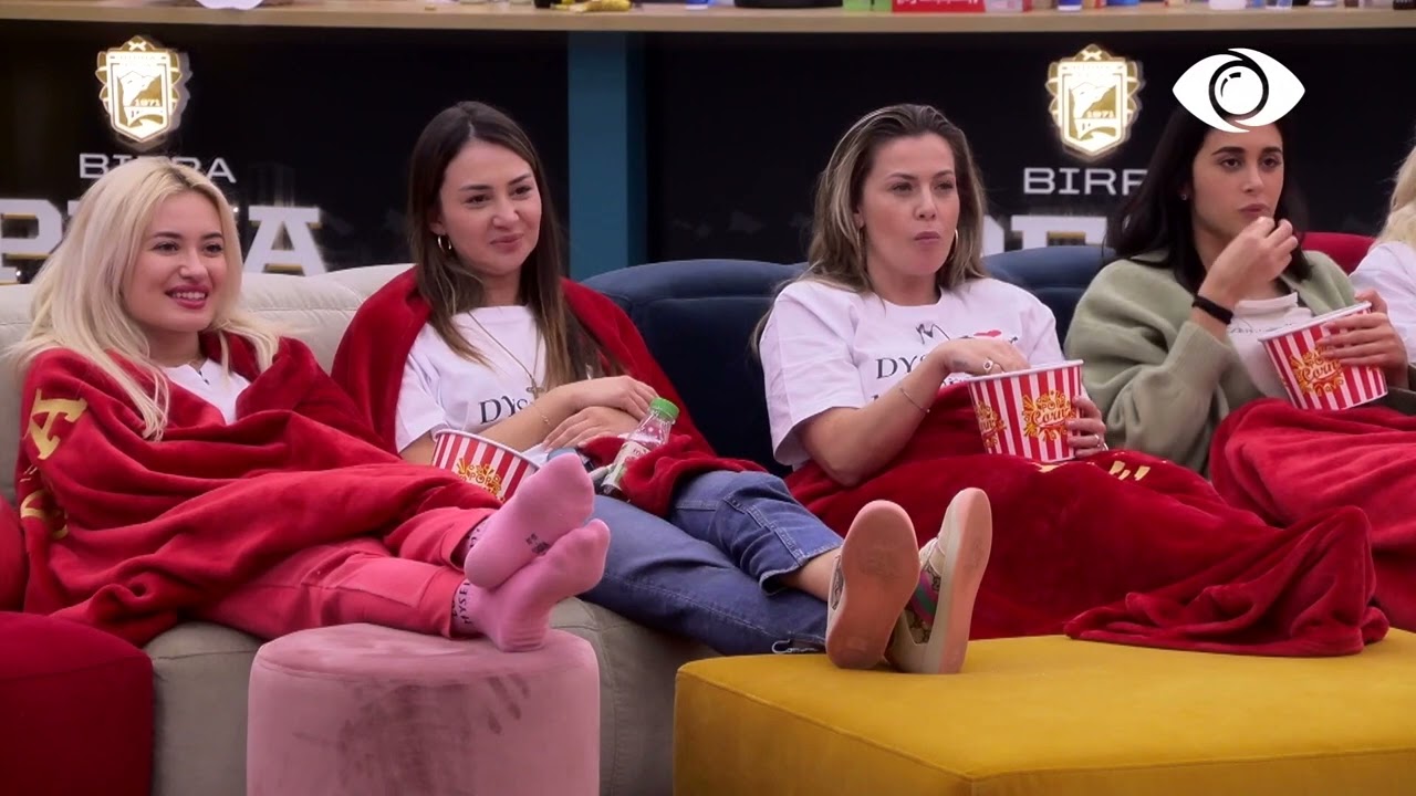 Banorët shohin shtëpinë ku po qëndrojnë, si ka qenë para se ata të hynin brenda