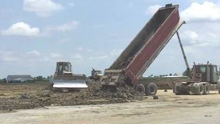 preview picture of video 'John Deere 700 H Dozer Leveling Dirt From 3 Dump Trucks'