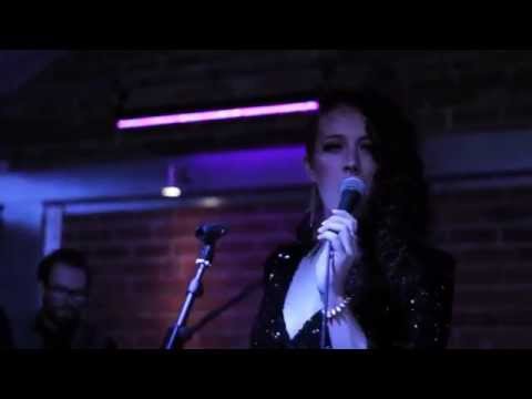 Female Fronted Northern Party Band for Hire | Champagne City