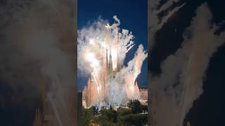 Momento Exato Dos Fogos Na Basílica Da Sagrada Família Em Barcelona.
