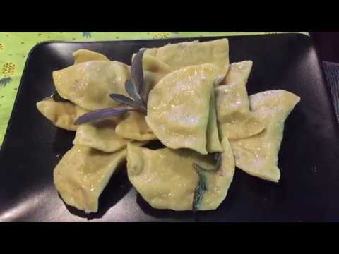 agnolotti fatti in casa, ravioli al sugo e burro e salvia