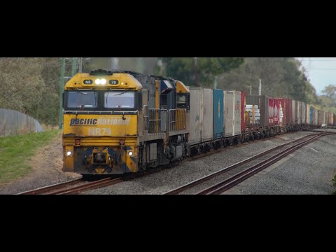 Pacific National’s NR79 and LDP001 work 7SB1 through Greenbank towards Acacia Ridge 21/8/22