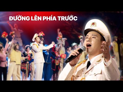 "Đường lên phía trước" vang lên đầy hào hùng với giọng hát Đông Hùng