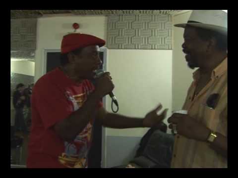 CANDIDO IMPROVISA A AZUQUITA EN ENSAYO CON MARACA EN PARIS