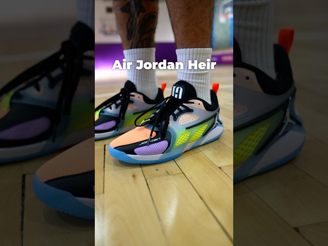 Vídeo relacionado con Nike FZ2471-103 Jordan Heir Mujer Sail/Wolf Grey-Electric Green-White EU 40