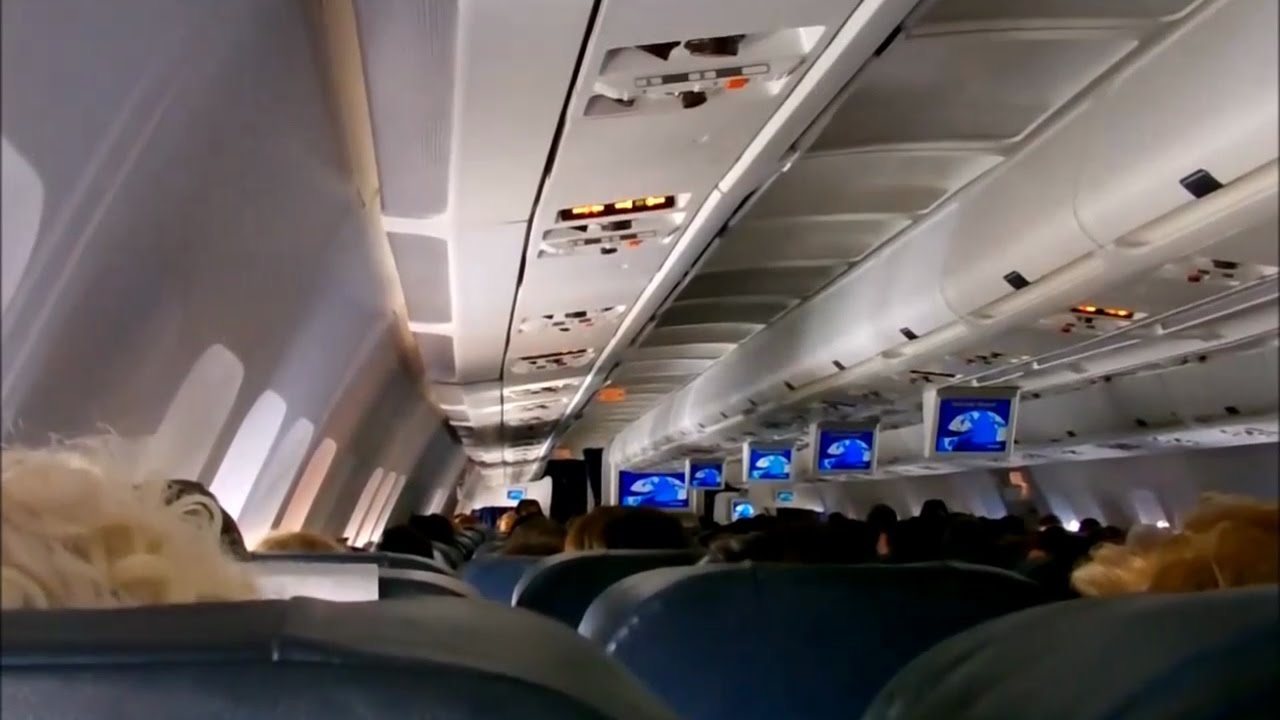 Une hôtesse de l'air se lâche !