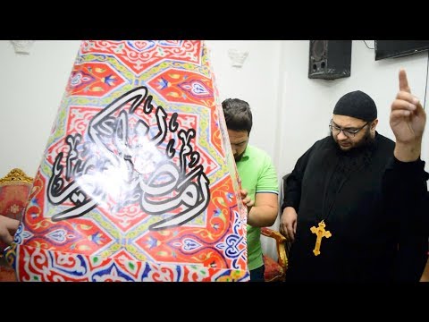 القس يوئيل عزت راعي كنيسة القديسة السائحة مريم المصرية يصنع فانوس رمضان