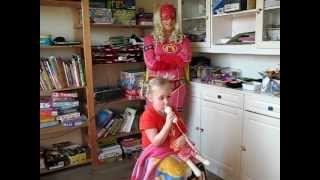 'Slaap zacht' van Mega Mindy: repetitie : Ronja Storme (4 jaar) zingt met haar mama Griet Borremans