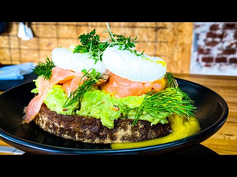 Avocado-Lachs Brot mit pochiertem Ei | Rezeptvideo by Bernd Zehner