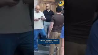 Ոստիկանները հսկում են Շիրակի թեմի առաջնորդարանի մուտքը։ Միքայել արքեպիսկոպոս Աջապահյանը ներսում չէ