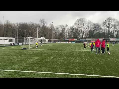 Penalty *klonk* op de kruising tegen Geel Wit