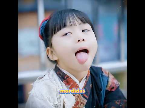 A menina ofereceu ouro aos transeuntes, mas ninguém acreditou nela.