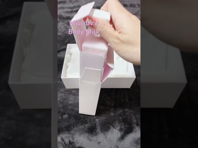 Vídeo relacionado con Dior Miss Dior Comforting Body Milk With Rose Wax 175ML