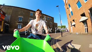 Musik-Video-Miniaturansicht zu pick up the phone Songtext von Henry Moodie