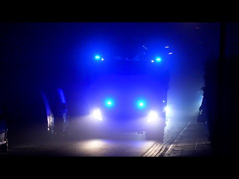 P 1, Brandweer Dokkum [HW 02-4250] komt met spoed aan bij schoorsteenbrand Koarteloane Kollumerzwaag