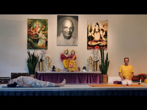 Yogastunde "Mittelstufe; Ankommen" mit Stefan W. - Yoga Vidya Live, 30.04.2023, 16:30 Uhr