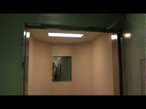 Amazing KONE Roped Hydraulic elevator @ Kungsgatan 28, Söderhamn, Sweden.