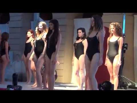 LE CONCORRENTI BALLANO A MISS FRAGOLA : PEVERAGNO (CN) 24 - 9 - 2013.