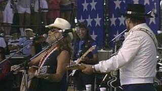 Willie Nelson &amp; Waylon - Mammas Don&#39;t Let Your Babies Grow Up to Be Cowboys (Live at Farm Aid 1986)